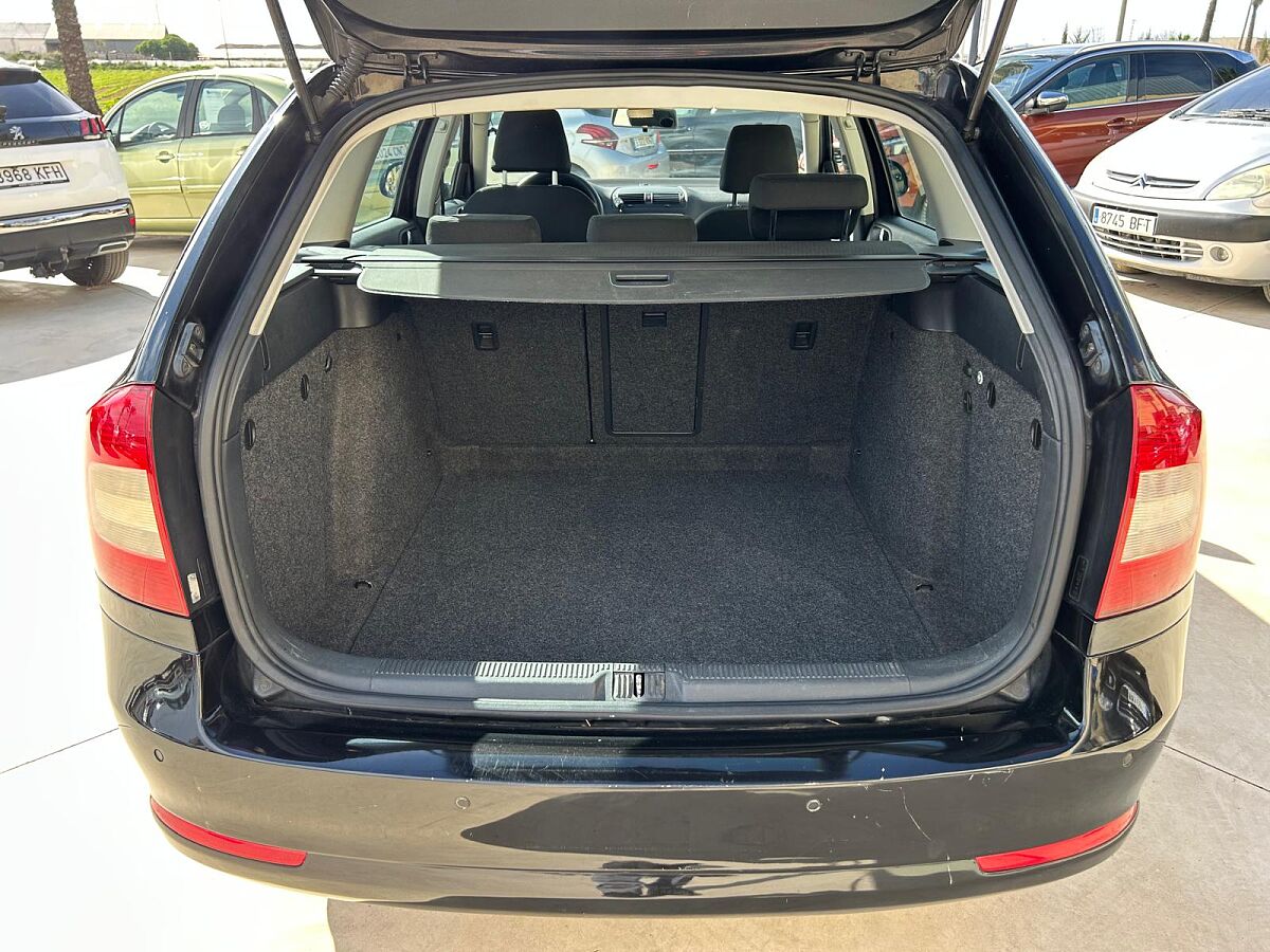 SKODA OCTAVIA AMBIENTE ESTATE 1.6 TDI AUTO SPANISH LHD IN SPAIN 80000 MILES 2011